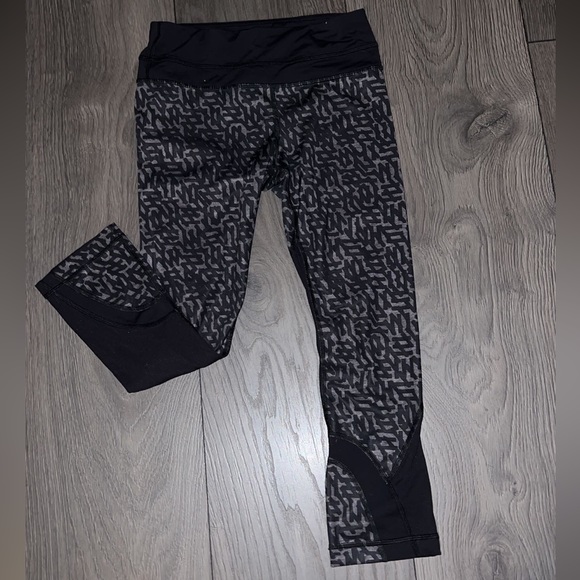 Lululemon Run Inspire Crop II Block-It Pocket
Heathered Net Pop Black size 4 - Picture 4 of 15